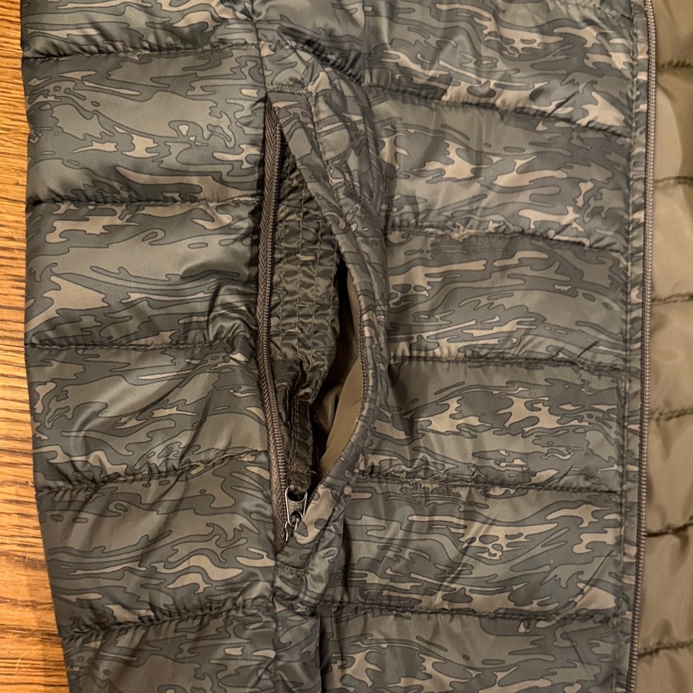 Amazon Essentials Men's Dark Patterned Puffer Jacket - Picture 3 of 7
